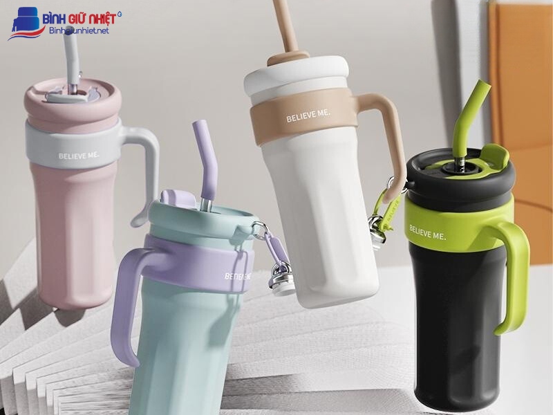 Bình giữ nhiệt có ống hút đựng sữa